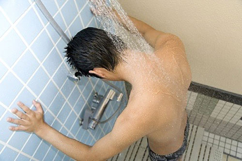 Tắm nước nóng bị vô sinh không?